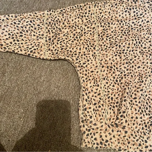 Abercrombie & Fitch Soft AF cropped cheetah print sweatshirt Size M Oversize - Picture 9 of 10
